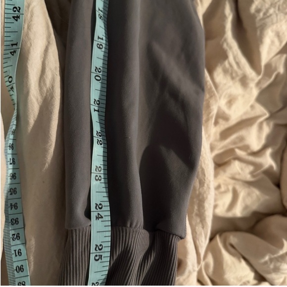 Vuori Women's Olive Jogger Pants size Xs
Oregano color - Picture 8 of 9